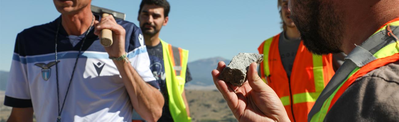 学生在检查一块石头